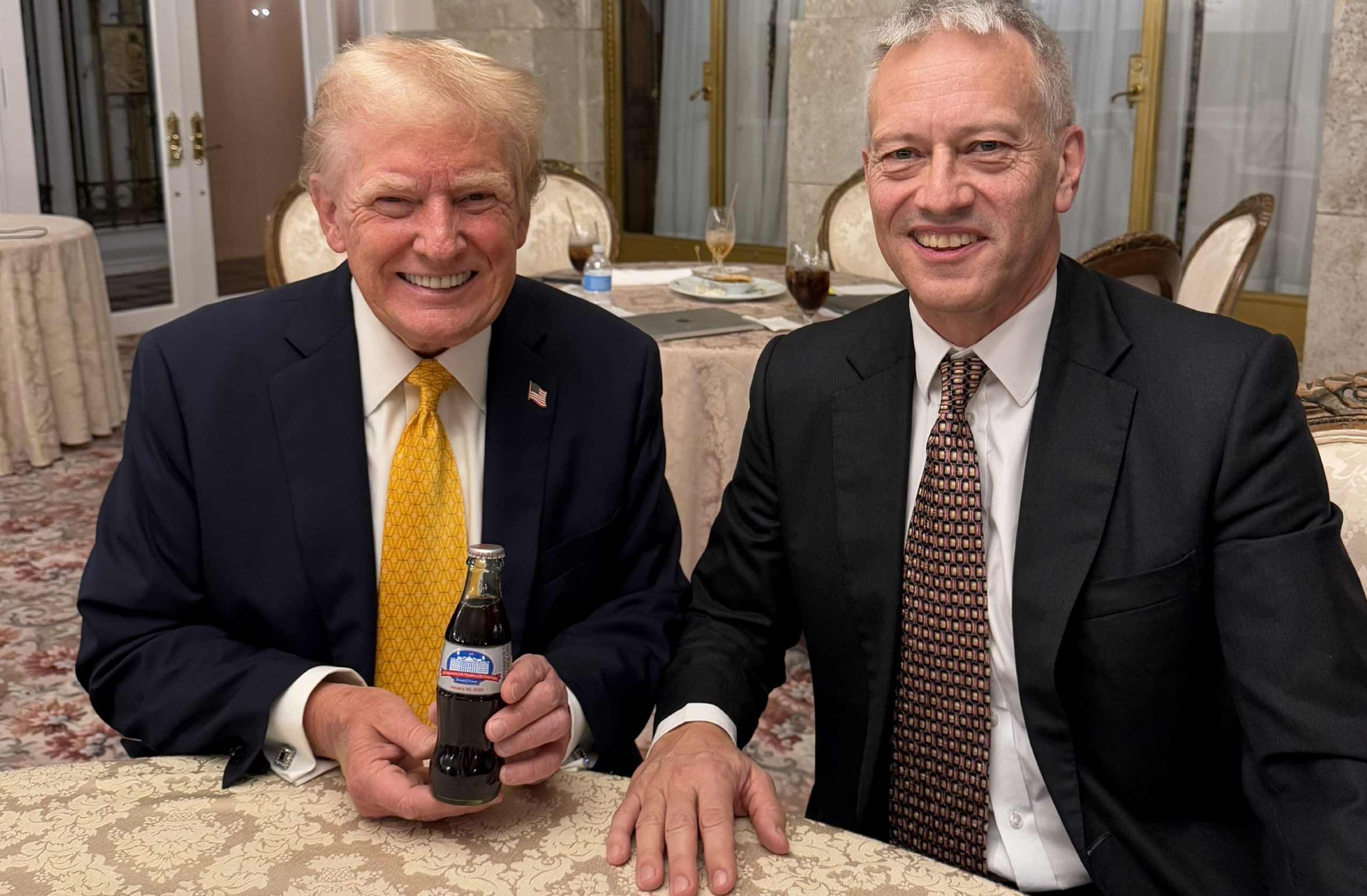 Presidente Trump recibió la botella de Coca-Cola Light inaugural conmemorativa presidencial de manos del presidente y director ejecutivo de Coca-Cola Company, James Quincey.🇺🇸 Cortesía @margomartin